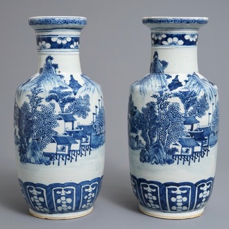 Een paar Chinese blauwwitte rouleau vazen met landschapsdecor, 19e eeuw