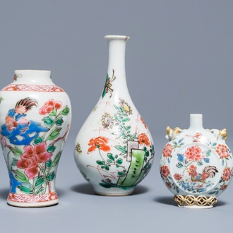 Twee Chinese famille rose en verte vaasjes en een snuifflesje, Kangxi/Yongzheng