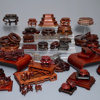 Een collectie Chinese houten sokkels, 19/20e eeuw