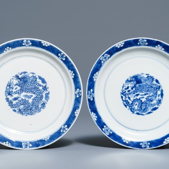 Une paire de coupes aux dragons en porcelaine de Chine bleu et blanc, marque et époque de Kangxi