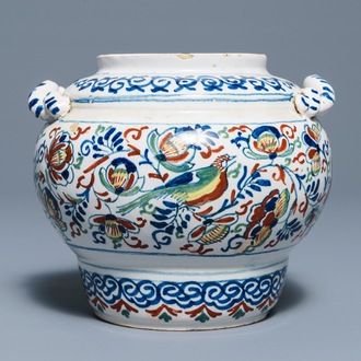 Een polychrome Delftse kasjmier palet pot met getorste oren, Engeland, 1e kwart 18e eeuw