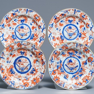 Vier Chinese Imari-stijl borden met verhoogde ziel, Kangxi