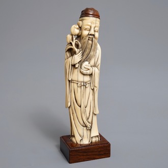 Een Chinese ivoren figuur van een wijsgeer in Ming-stijl, 19e eeuw