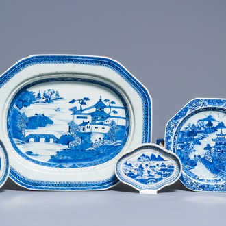 Vier stukken Chinees blauwwit porselein, Qianlong en 19e eeuw