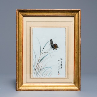 Une plaque en porcelaine de Chine à décor d'un papillon, marque de Li Mingliang, 20ème