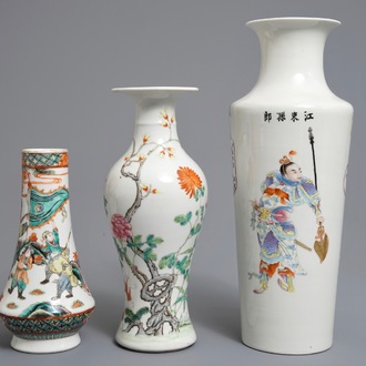 Trois vases en porcelaine de Chine famille rose et verte, 19/20ème