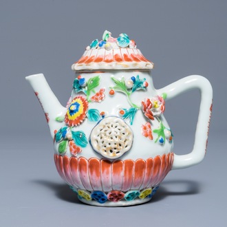 Een Chinese famille rose theepot met floraal reliëfdecor, Yongzheng