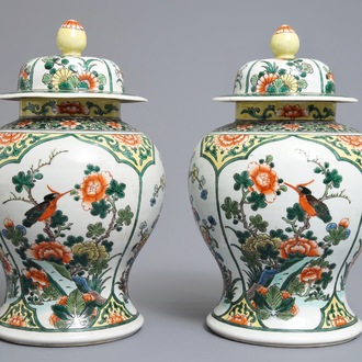 Une paire de vases couverts en porcelaine de Chine famille verte, 19ème