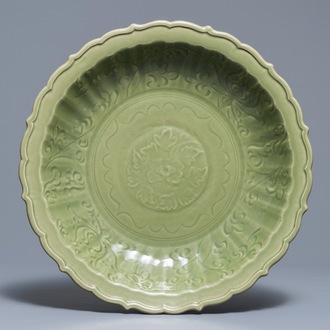 Een Chinese Longquan celadon schotel met onderglazuur floraal decor, Ming