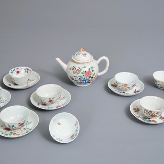 Een Chinese famille rose theepot, negen koppen en zes schotels, Qianlong