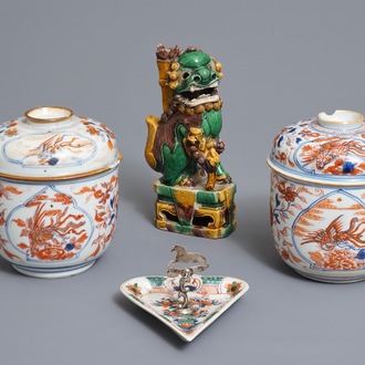 Une paire de pots couverts de style Imari, une coupe famille verte et un lion sancai en porcelaine de Chine, Kangxi