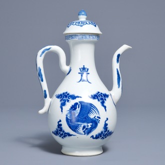 Une verseuse couverte en porcelaine de Chine bleu et blanc, Kangxi