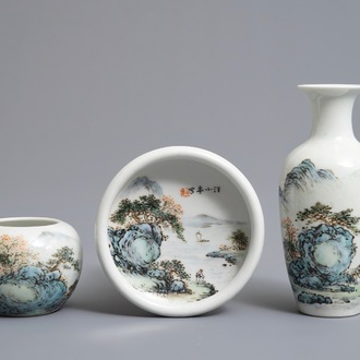 Drie stukken Chinees qianjang cai porselein met inscriptie voor Wang Ye Ting, 20e eeuw