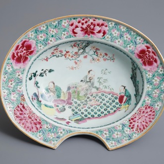 Een Chinese famille rose scheerkom met decor van theedrinkers, Yongzheng