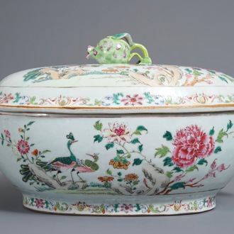 Een Chinese famille rose dekselterrine met pauwen, Qianlong