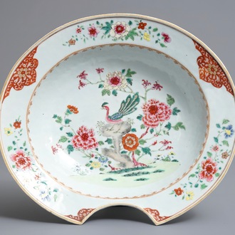 Een Chinees famille rose scheerbekken met een pauw, Qianlong