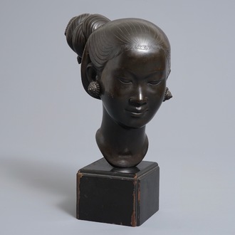 Nguyen Thanh Le (Vietnam, 1919-2006), Een bronzen hoofd van een jonge vrouw op houten sokkel