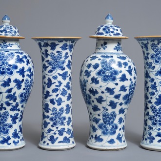 Une garniture de quatre vases en porcelaine de Chine bleu et blanc, Kangxi