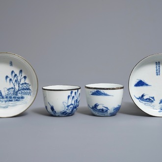 Een paar Chinese blauwwitte 'Bleu de Hue' koppen en schotels voor de Vietnamese markt, Neifu merken, 19/20e eeuw