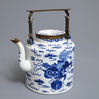 Een grote blauwwitte Chinese Bencharong-stijl theepot voor de Thaise markt,  19e eeuw