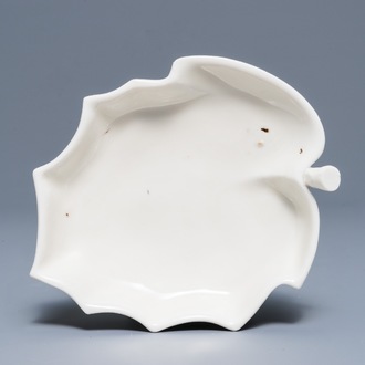 Een Chinese Dehua blanc de Chine bladvormige penselenwasser, Kangxi