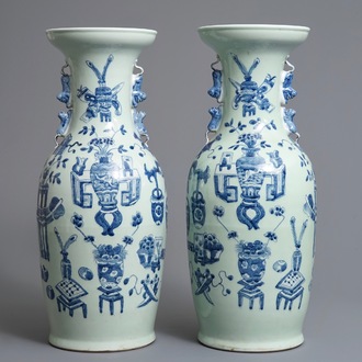 Een paar Chinese blauwwitte vazen met celadon fondkleur, 19/20e eeuw