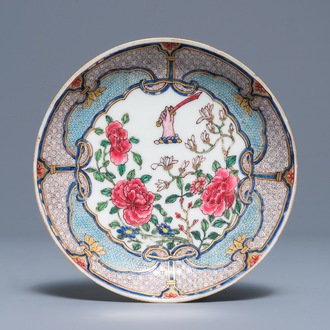 Een fijn Chinees famille rose schoteltje met floraal- en wapendecor, Yongzheng