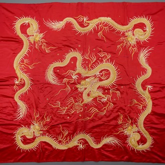 Een Vietnamese geborduurde zijden doek met draken op een robijnrode fondkleur, 19e eeuw