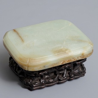 Een Chinese celadon en roest jade dekseldoos op houten sokkel, Ming/Qing