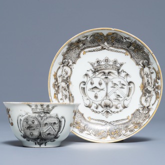 Een Chinese grisaille kop en schotel met alliantiewapen, Qianlong