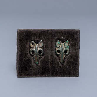 Een paar Chinese bronzen ornamenten, Tang