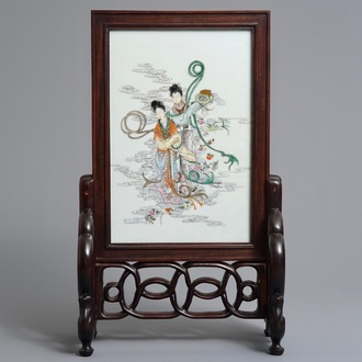 Un écran de table en bois et porcelaine de Chine famille rose, 19/20ème