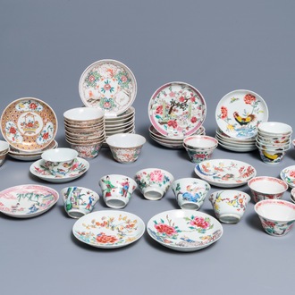 Een lot van 33 Chinese famille rose koppen en 27 schotels, Yongzheng/Qianlong