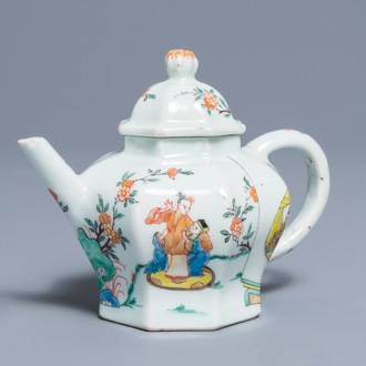 Een Chinese famille rose octagonale 'Romance of the Western chamber' theepot, Yongzheng
