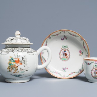 Een Chinese grisaille en famille rose theepot en kop en schotel met wapendecor, Qianlong