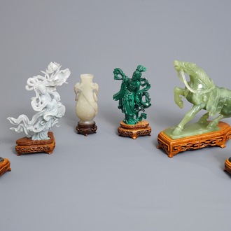 Een Chinese jade vaas en een groep hardstenen figuren, 19/20e eeuw