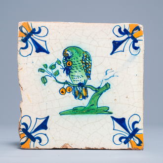 Een polychrome Delftse tegel met een papegaai, 1e helft 17e eeuw