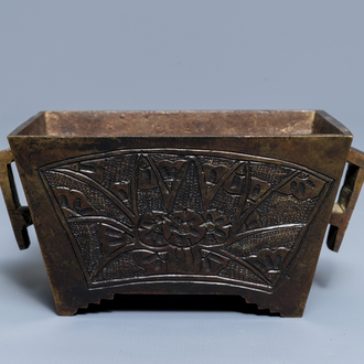 Een rechthoekige Chinese bronzen wierookbrander, Qianlong merk, 19e eeuw