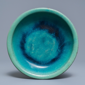 Een Chinees flambé-glazuur Shiwan bord in turquoise en blauw, 18/19e eeuw