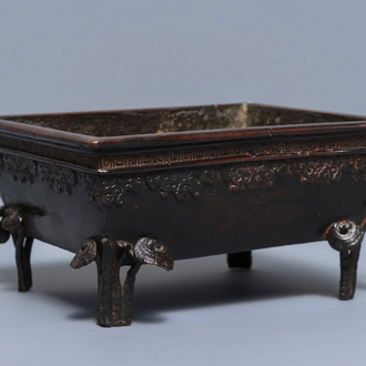 Een rechthoekige Chinese bronzen wierookbrander met lingzhi, 17/18e eeuw