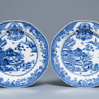 Een paar Chinese blauwwitte wapenborden voor de Franse markt, Qianlong