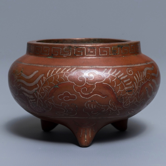 Een Chinese met zilver ingelegde bronzen wierookbrander, Xuande merk, 19e eeuw