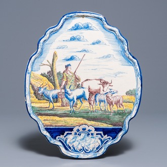 Een polychrome Delftse plaquette met een herderin, 19e eeuw