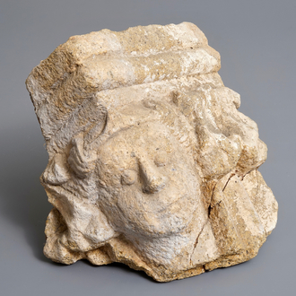 Een Romaans zandstenen hoekfragment van een gevel of pilaar, 12/13e eeuw