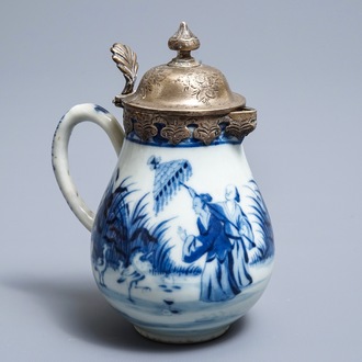 Een Chinese blauwwitte kan met decor naar Cornelis Pronk, 'De parasoldames', Qianlong