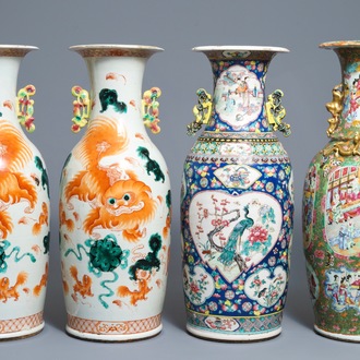 Een paar Chinese vazen met leeuwen en twee famille rose vazen, 19e eeuw