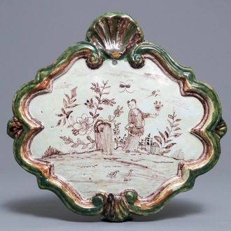 Een polychrome Delftse plaquette in mangaan en groen, 18e eeuw