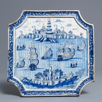 Een blauwwitte Delftse plaquette met maritiem decor, 18e eeuw