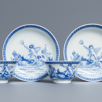 Een paar Chinese blauwwitte koppen en schotels met mythologisch decor van Neptunus, Qianlong