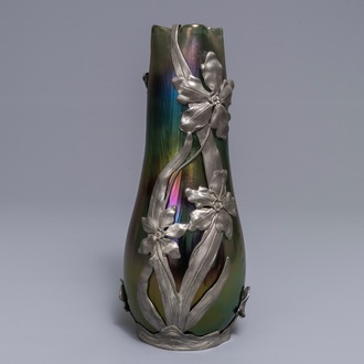Een Loetz Art Nouveau vaas in iriserend glas met Van Hauten tinmontuur, 1e helft 20e eeuw